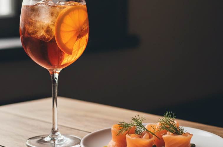 Italienische Aperitif Rezepte Aperol Spritz mit Lachsröllchen