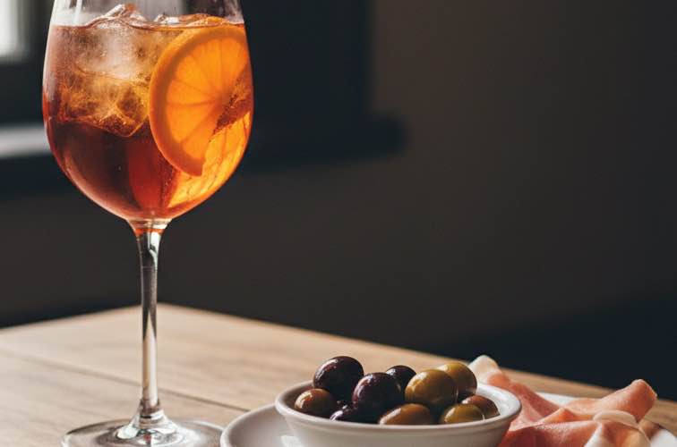 Italienische Aperitif Rezepte Aperol Spritzmit Oliven und Schinken