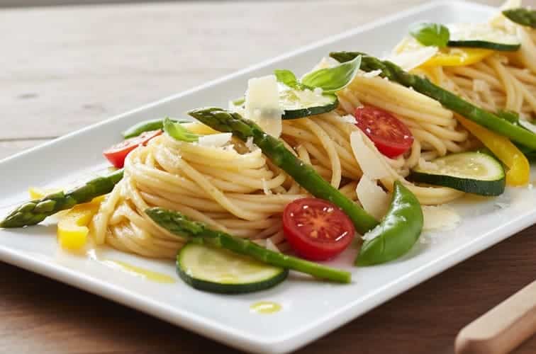 Linguine Primavera appetitlich angerichtet