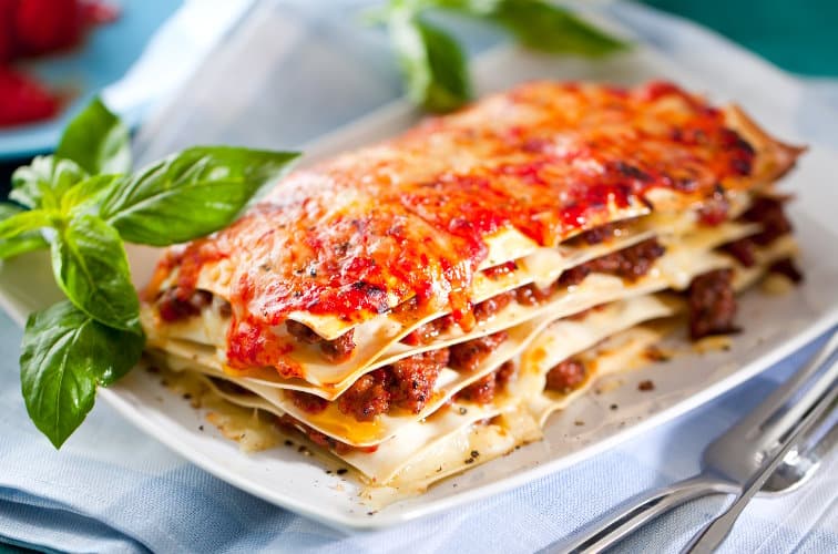 Frische Tomate und Basilikum für Lasagne als Beilage