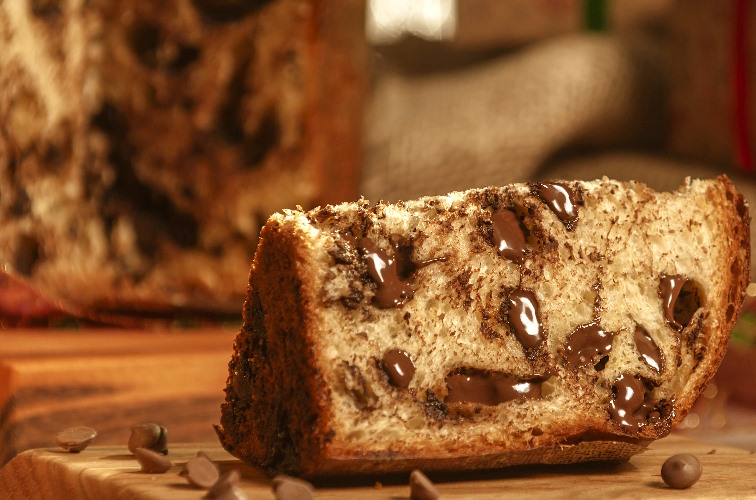 Das Verzehren von Panettone mit cremigen Füllungen kann eine wahre Kunst sein. Hier ist Geschick und Fingerspitzengefühl gefragt.