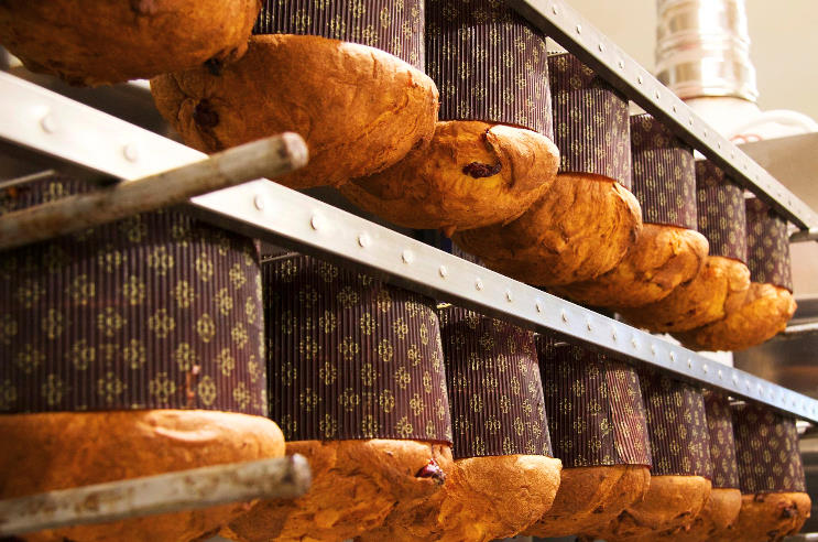 Panettone umgedreht trocknen lassen