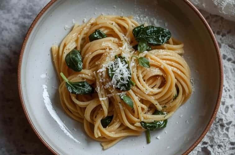 Pasta agli Spinaci lecker serviert