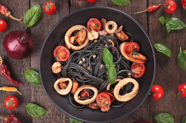 Spaghetti al Nero di Seppia mit Tomaten und Tintenfischringen Rezept