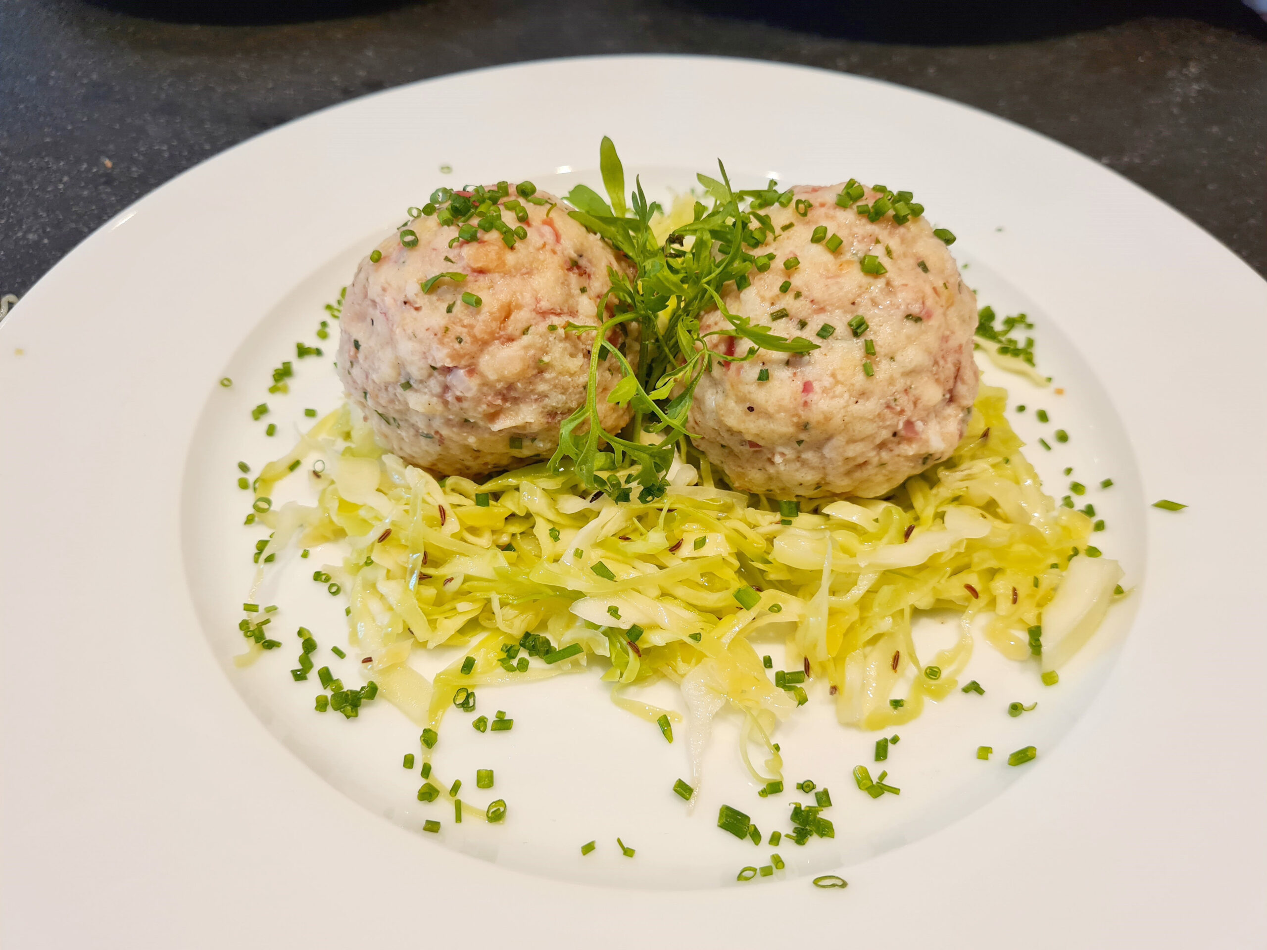 Suedtiroler-Speckknoedel-mit-krautsalat
