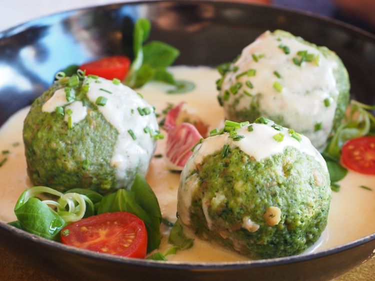Spinatknödel mit Gorgonzolasauce