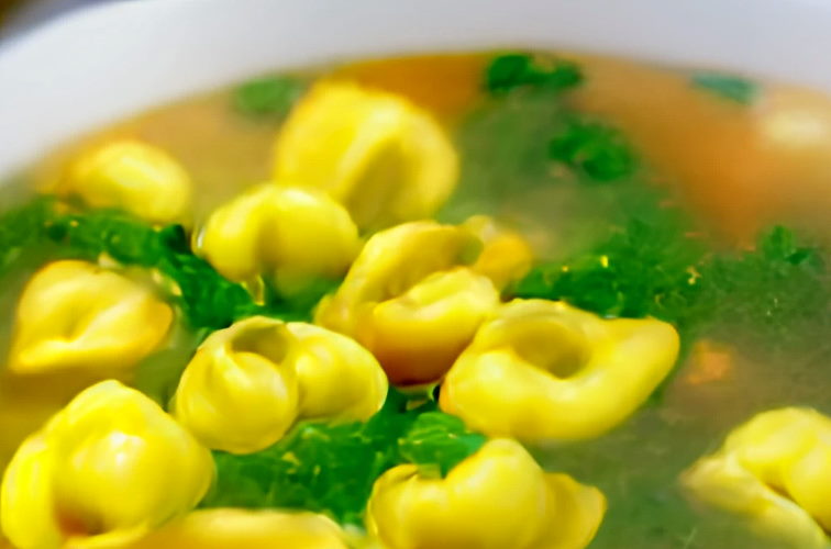 Tortellini-in-Brodo-Rezept-mit-Basilikum-Schnittlauch