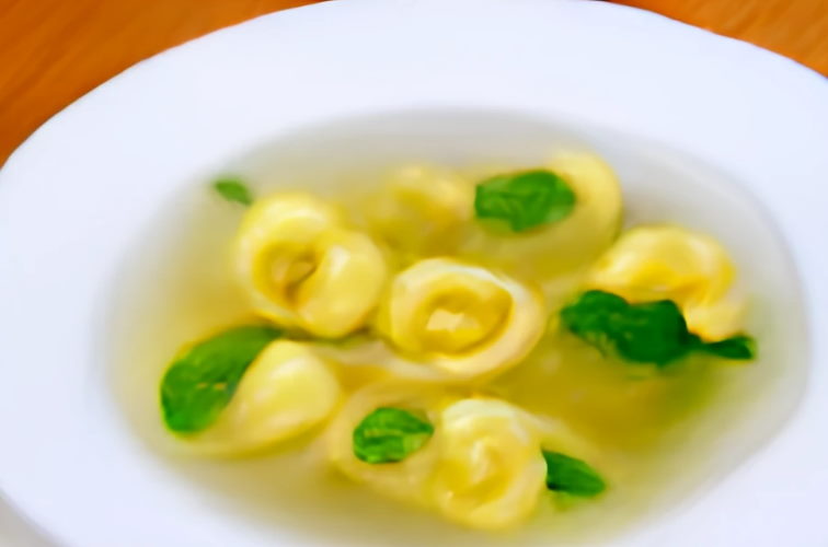 Tortellini in Brodo in der Suppe Teller